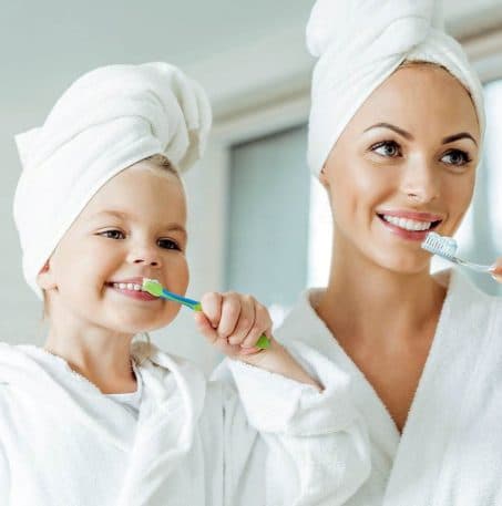 Mutter_Tochter_die_gesunde_Zähne_putzen Biologischer Zahnmedizin gesund beginnt im Mund